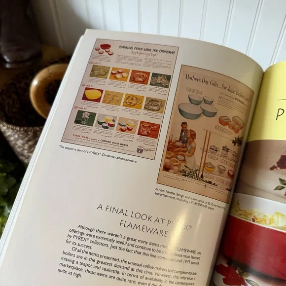 Pyrex Collector's Guide - Reference Book - Picture 2 of 3
